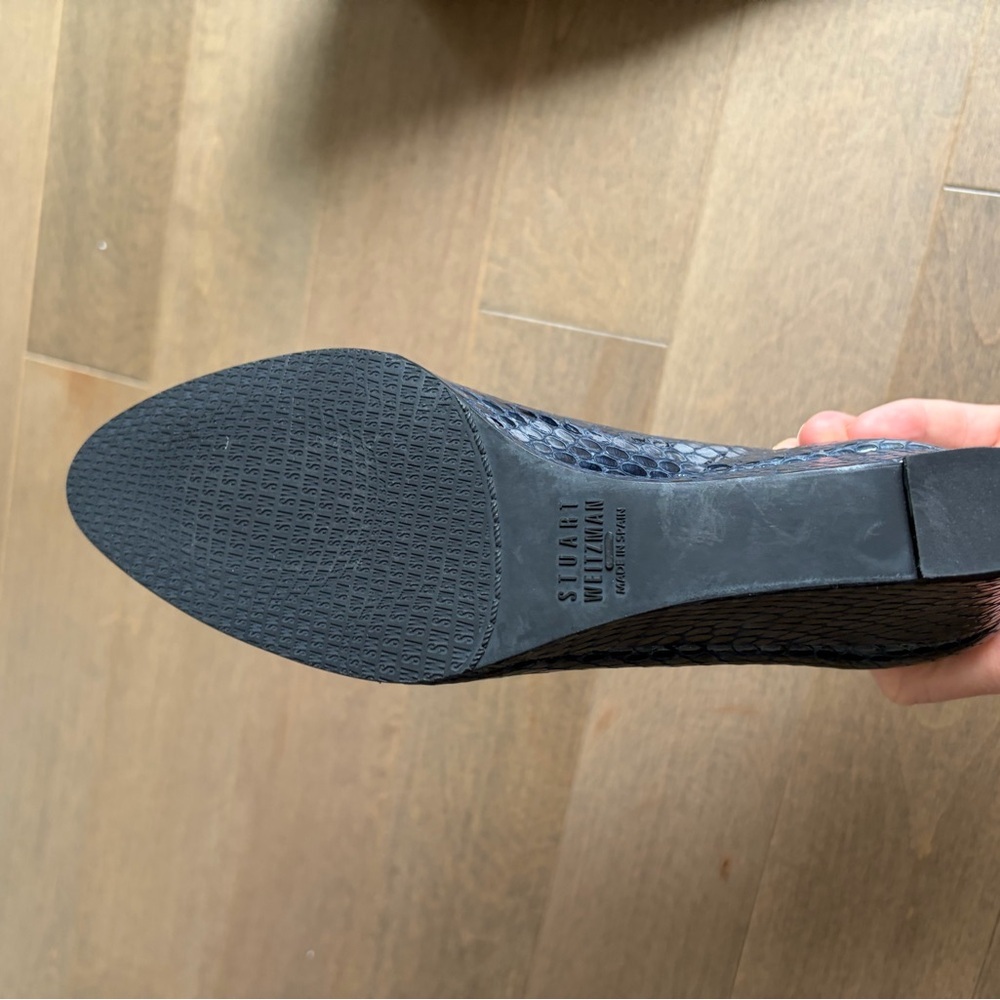 Stuart Weitzman Navy Snake-Embossed Pumps 6M NEW - Picture 3 of 5